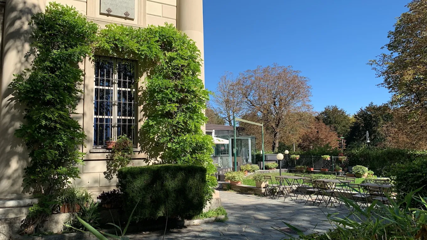 Il giardino di Villa Glicini con tavolini all'ombra, Parco del Valentino, Torino