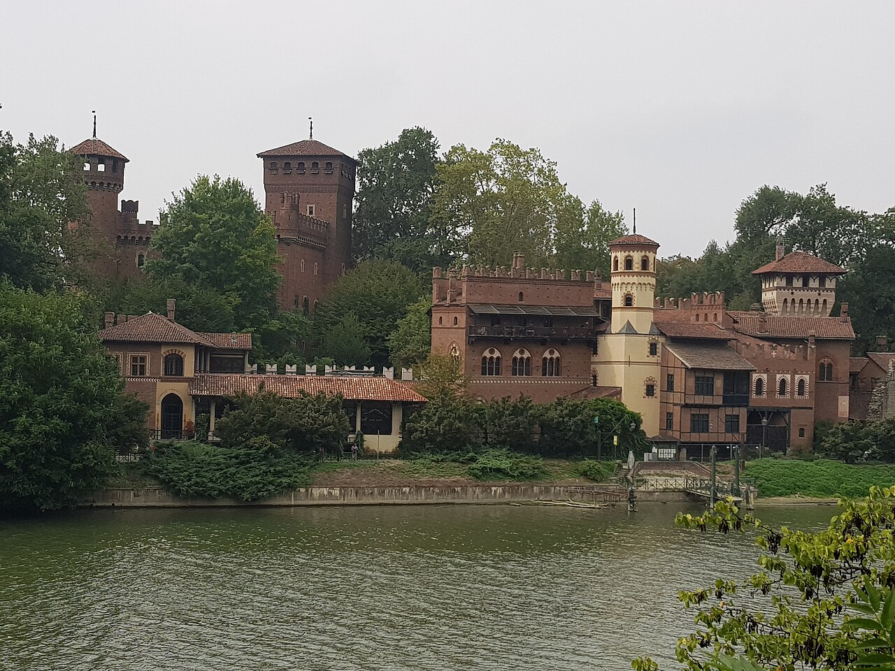 Il Borgo Medievale di Torino con la torre e le case in pietra all'interno del Parco del Valentino