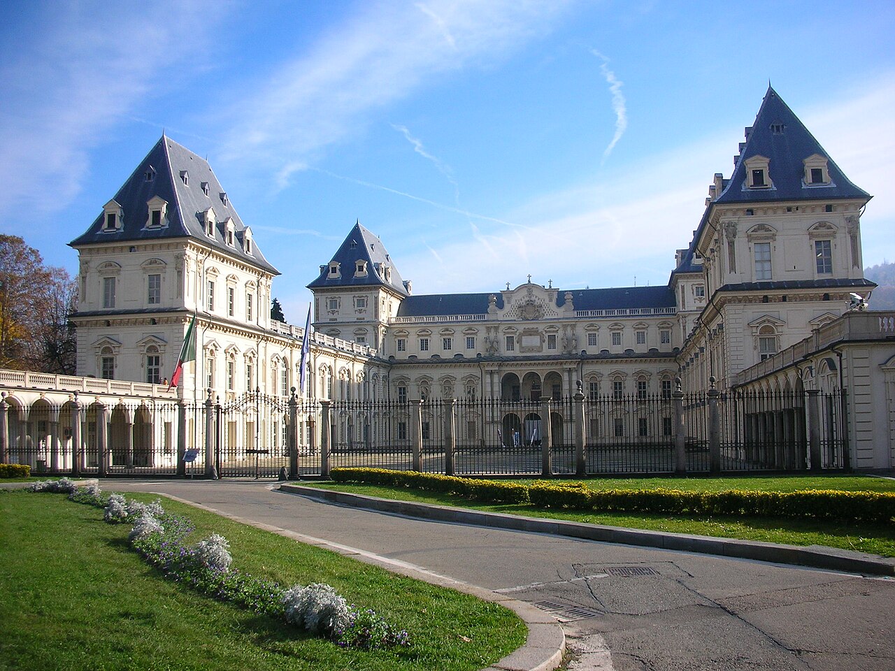 Castello del Valentino a Torino, residenza sabauda affacciata sul Po nel Parco del Valentino