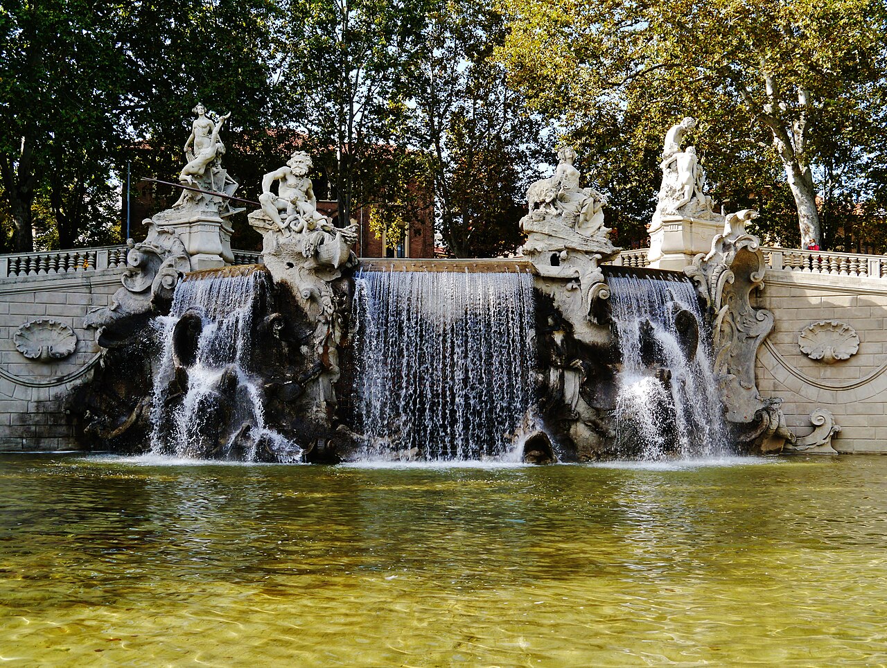 Fontana dei Dodici Mesi nel Parco del Valentino a Torino con statue e giochi d'acqua