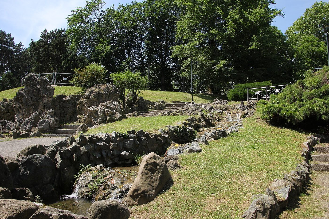 Giardino Roccioso del Parco del Valentino a Torino: rocce, ruscello e vegetazione